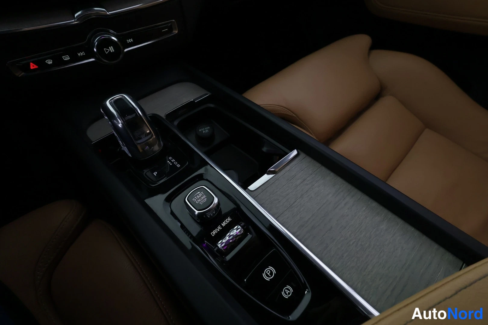 Valkoinen Volvo XC60 2018, kuva 39