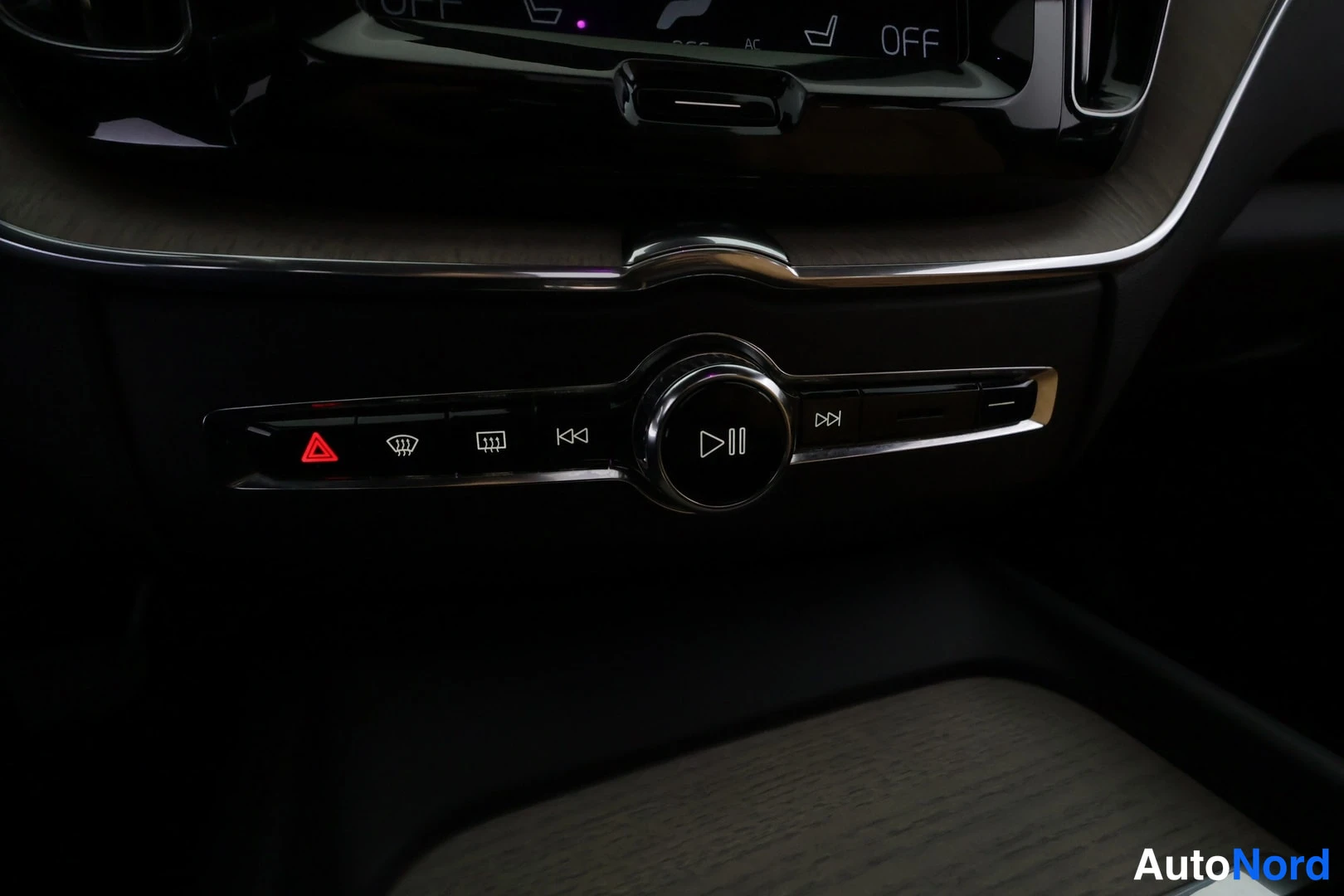 Valkoinen Volvo XC60 2018, kuva 40