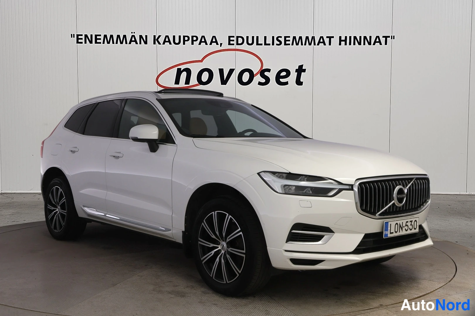 Valkoinen Volvo XC60 2018, etuviisto, keula oikealle, kuva 2
