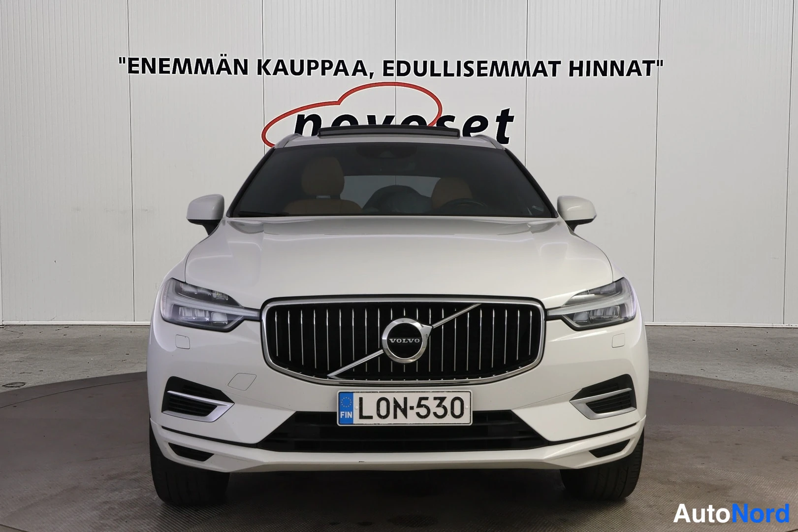 Valkoinen Volvo XC60 2018, edestä, kuva 3