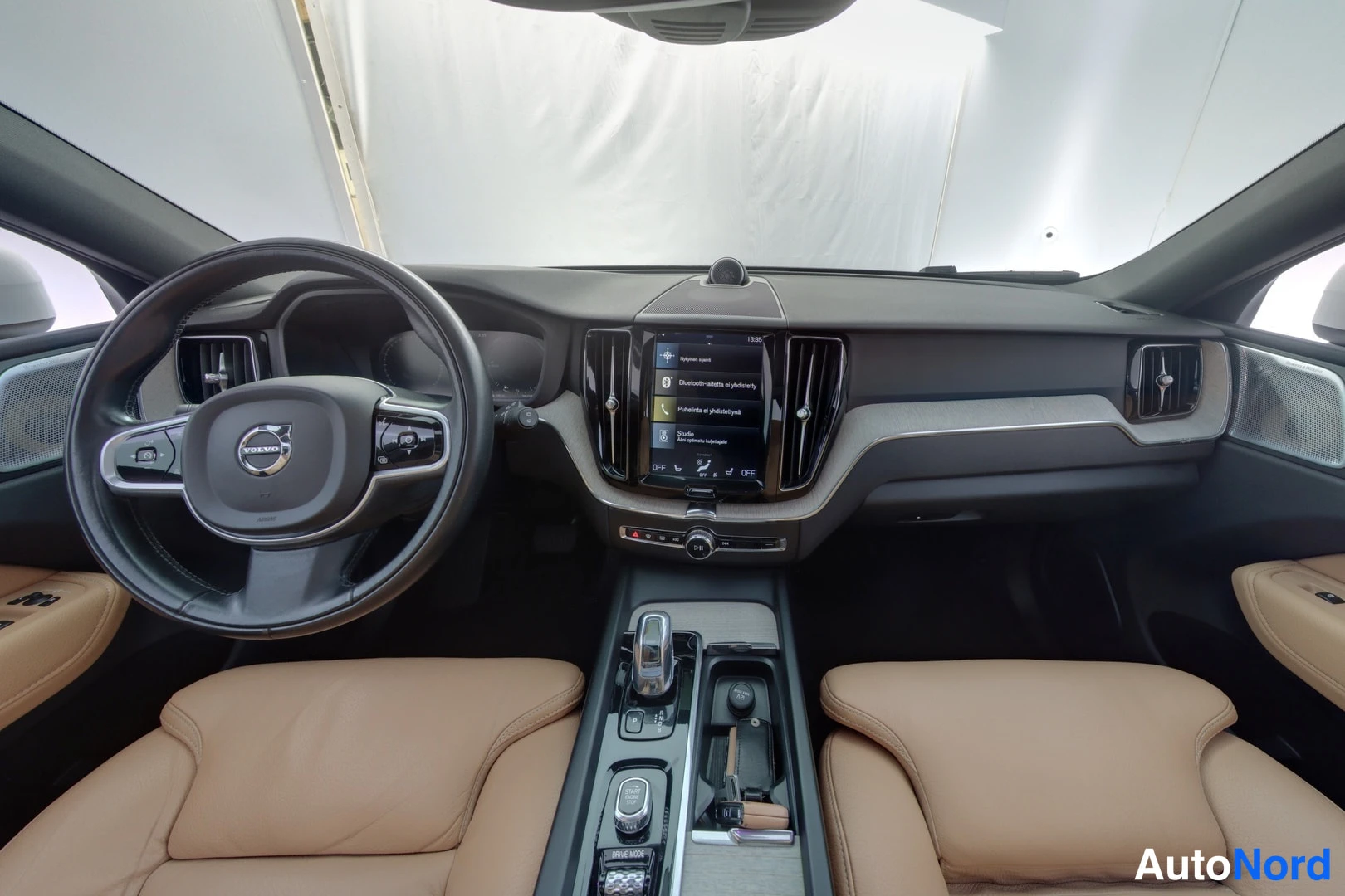 Valkoinen Volvo XC60 2018, kuva 8