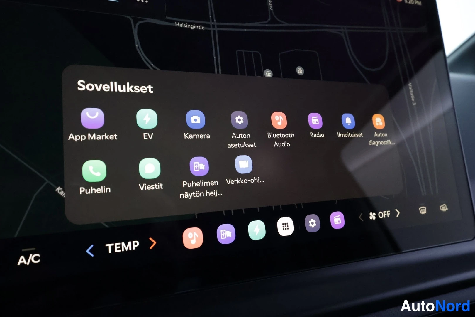 Yksityiskohta: Infotainment-näytön Sovellukset-näkymä sovelluskuvakkeineen, alaosassa TEMP- ja A/C-säätimet.