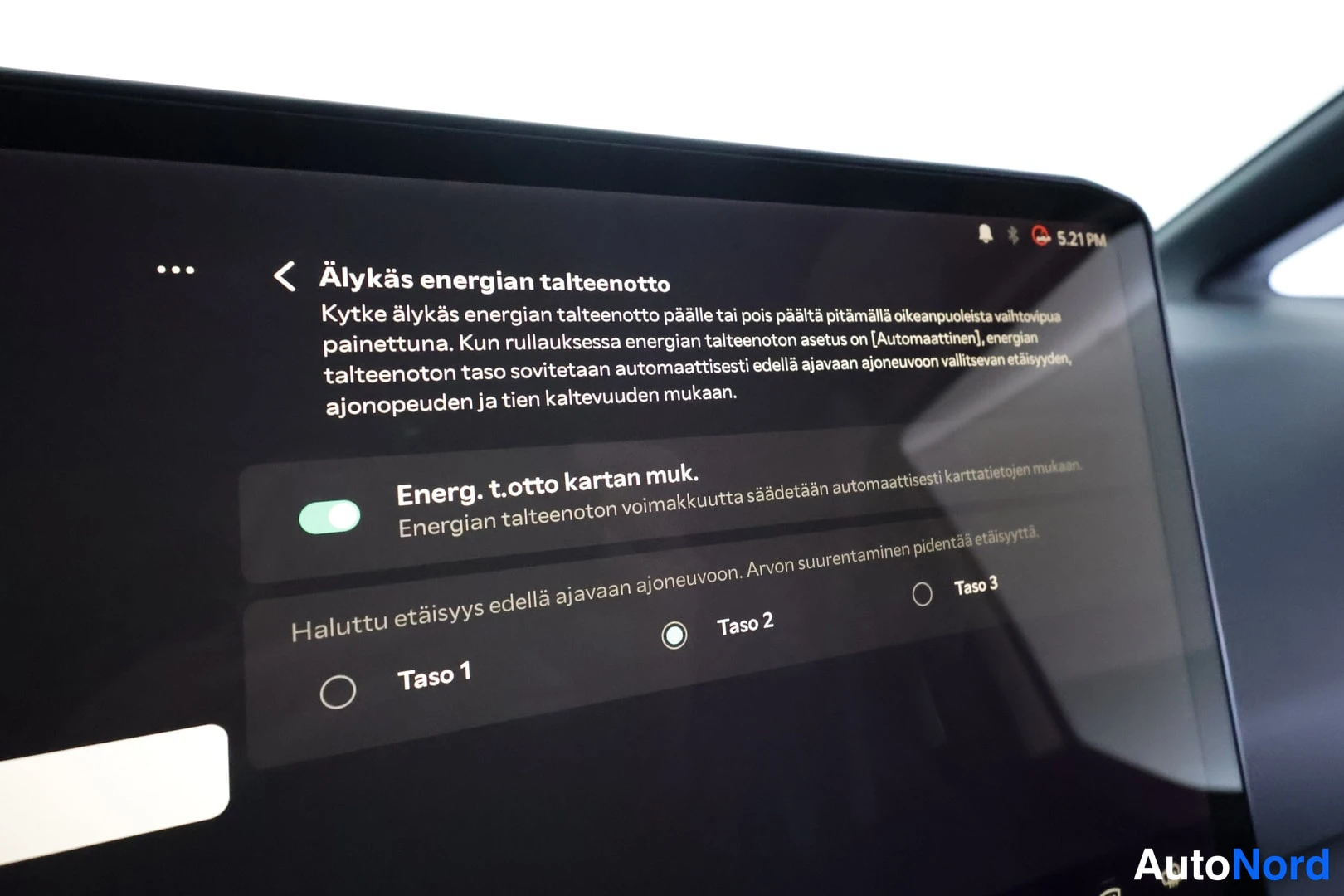 Yksityiskohta: Infotainment-näytöllä Älykäs energian talteenotto -asetussivu, jossa Energ. t.otto kartan muk. kytkin päällä ja etäisyystaso 2 valittuna.