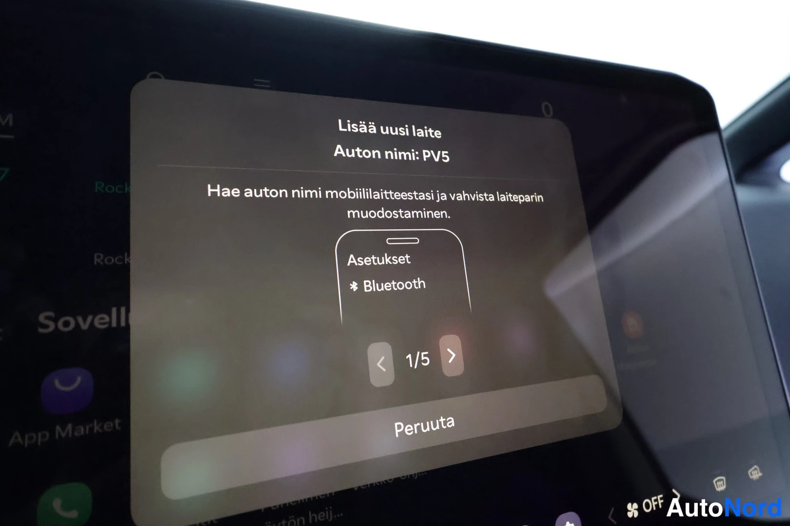 Muu: Ajoneuvon kosketusnäytön Bluetooth-pariliitäntäikkuna, jossa auton nimi PV5 ja ohje uuden laitteen lisäämiseksi.