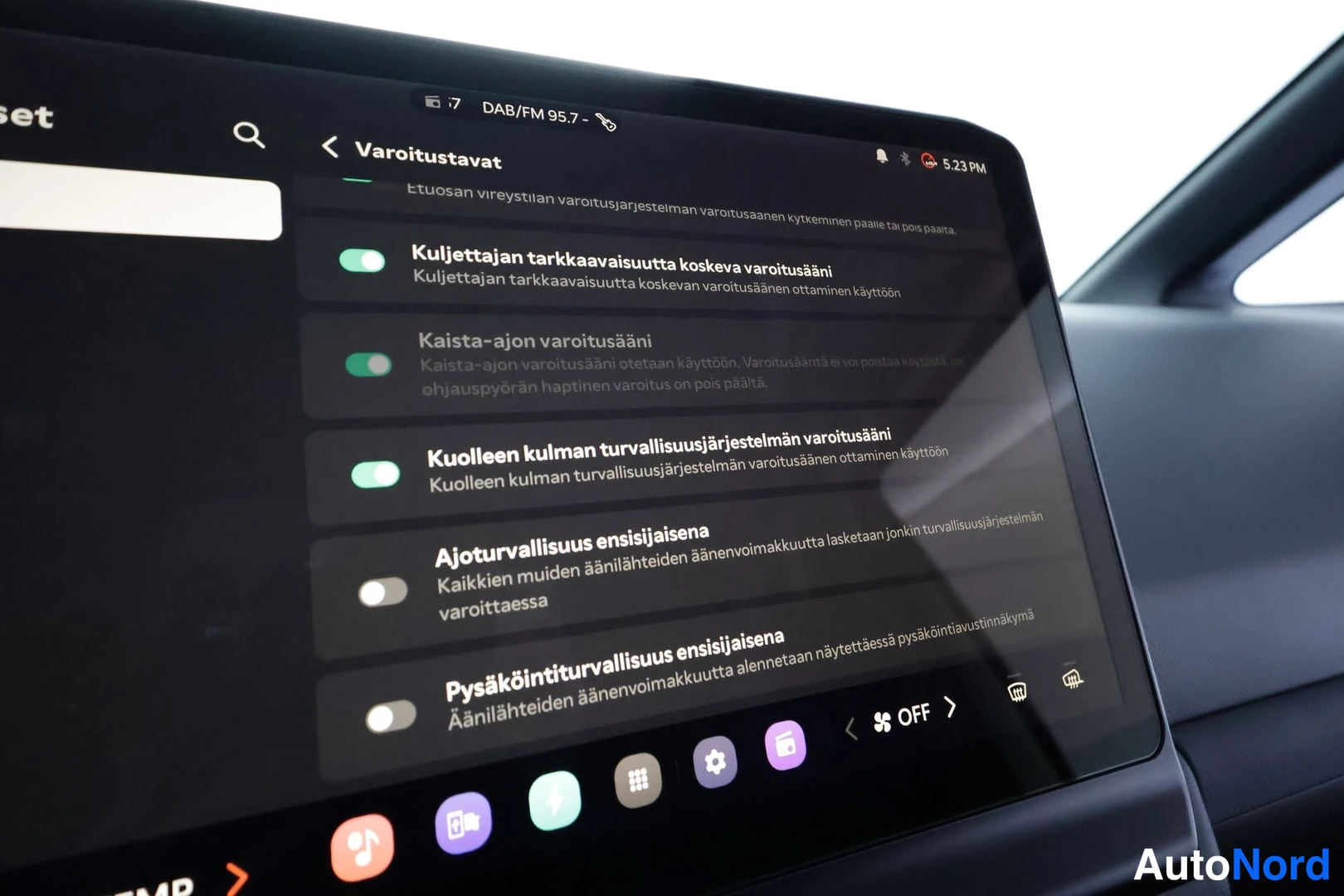 Yksityiskohta: Infotainment-näytön Varoitustavat-sivu, jossa ajoturvallisuusvaroitusten ääniasetuksia, kuten Kaista-ajon varoitusääni ja Kuolleen kulman turvallisuusjärjestelm
