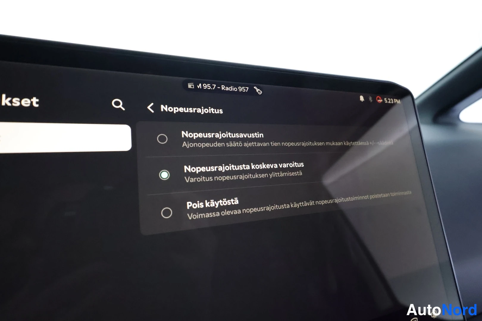 Yksityiskohta: Infotainment-näytön Nopeusrajoitus-sivu, jossa valittuna Nopeusrajoitusta koskeva varoitus, sekä vaihtoehdot Nopeusrajoitusavustin ja Pois käytöstä.