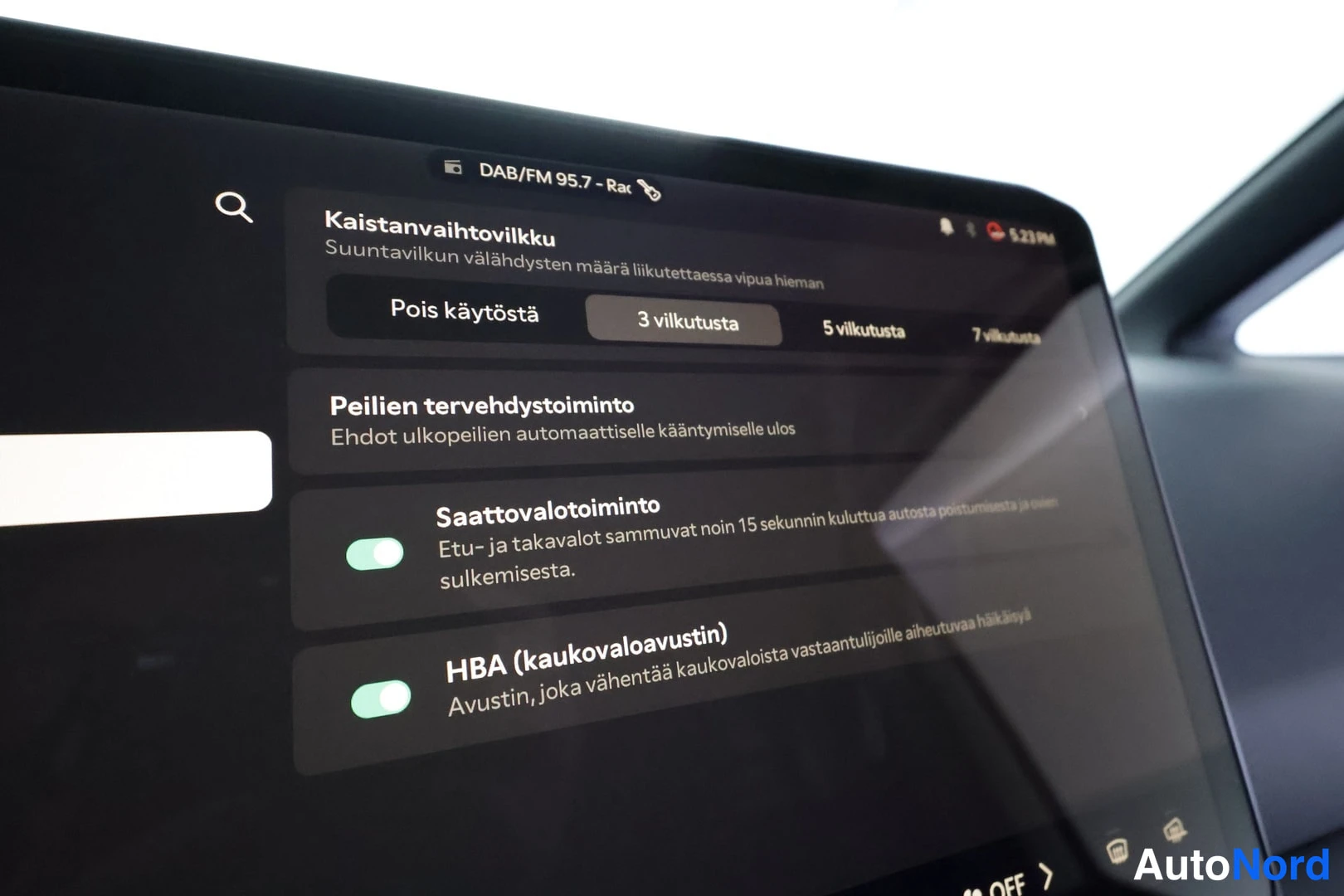 Yksityiskohta: Infotainment-näytön asetussivu, jossa säädellään suuntavilkin vilkutusten määrää, peilien tervehdystoimintoa, saattovalotoimintoa ja kaukovaloavustin (HBA).