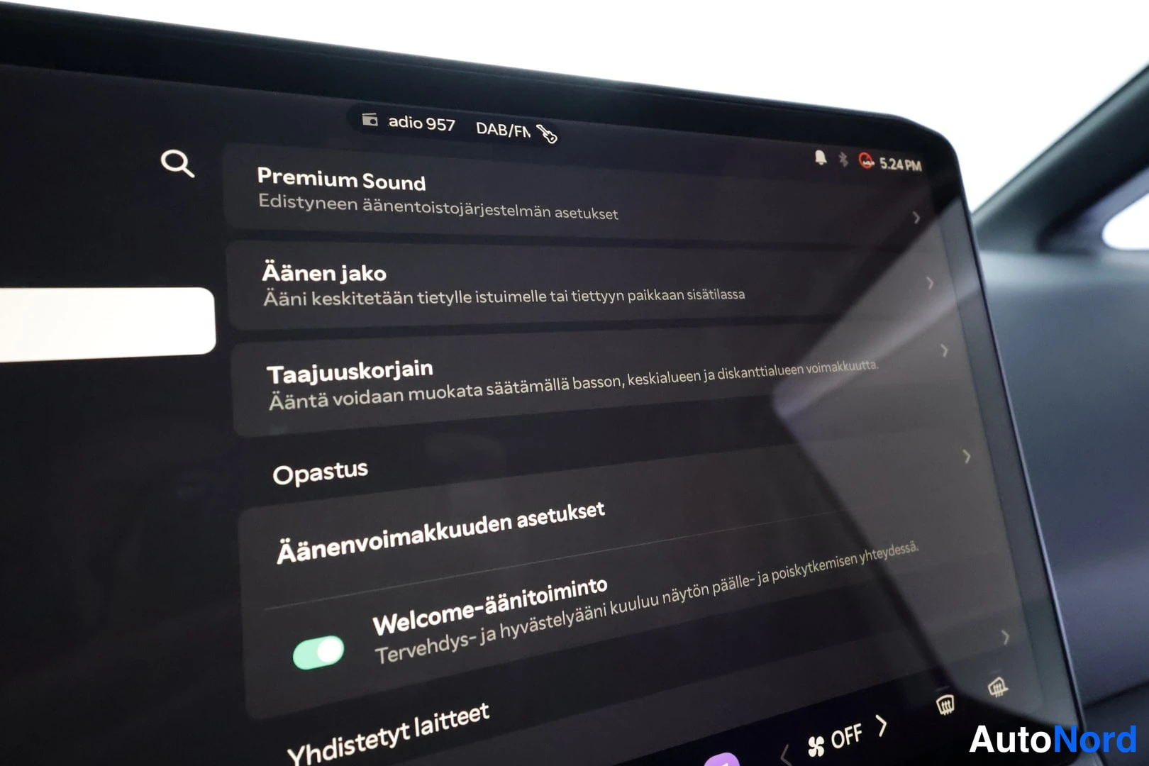 Yksityiskohta: Infotainment-näytön äänenasetukset: Premium Sound, äänen jako, taajuuskorjain ja Welcome-äänitoiminto.