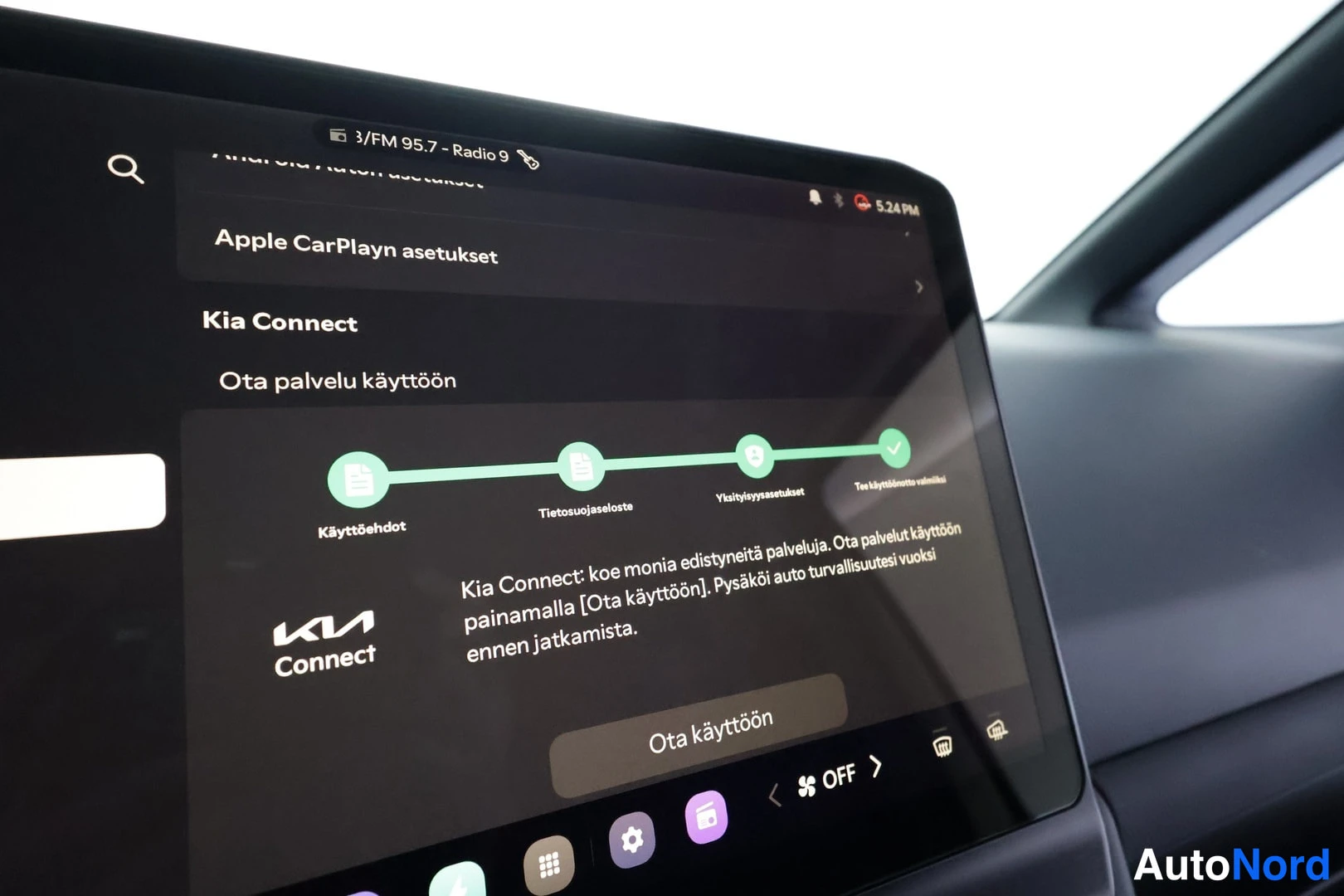 Muu: Infotainment-näyttö, jossa Kia Connect -aktivointinäkymä ja Apple CarPlayn asetukset -valikko.