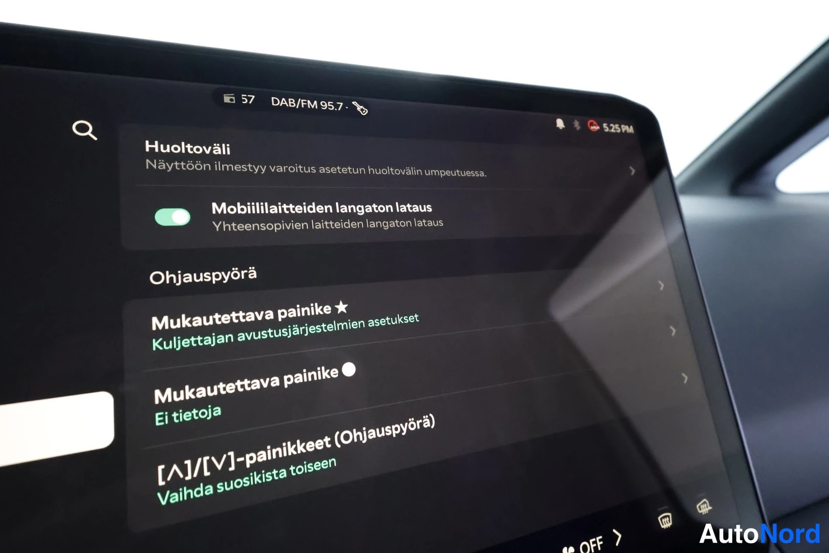 Muu: Auton infotainment-näytön asetusvalikko suomeksi: huoltoväli, langaton lataus ja ohjauspyörän mukautettavat painikkeet.