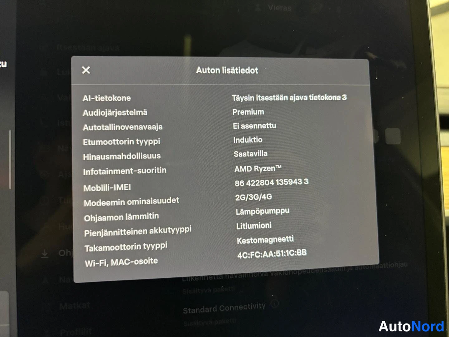 Muu: Tesla-automallin kosketusnäytön Auton lisätiedot -näkymä, jossa luetellaan ajoneuvon teknisiä ominaisuuksia.