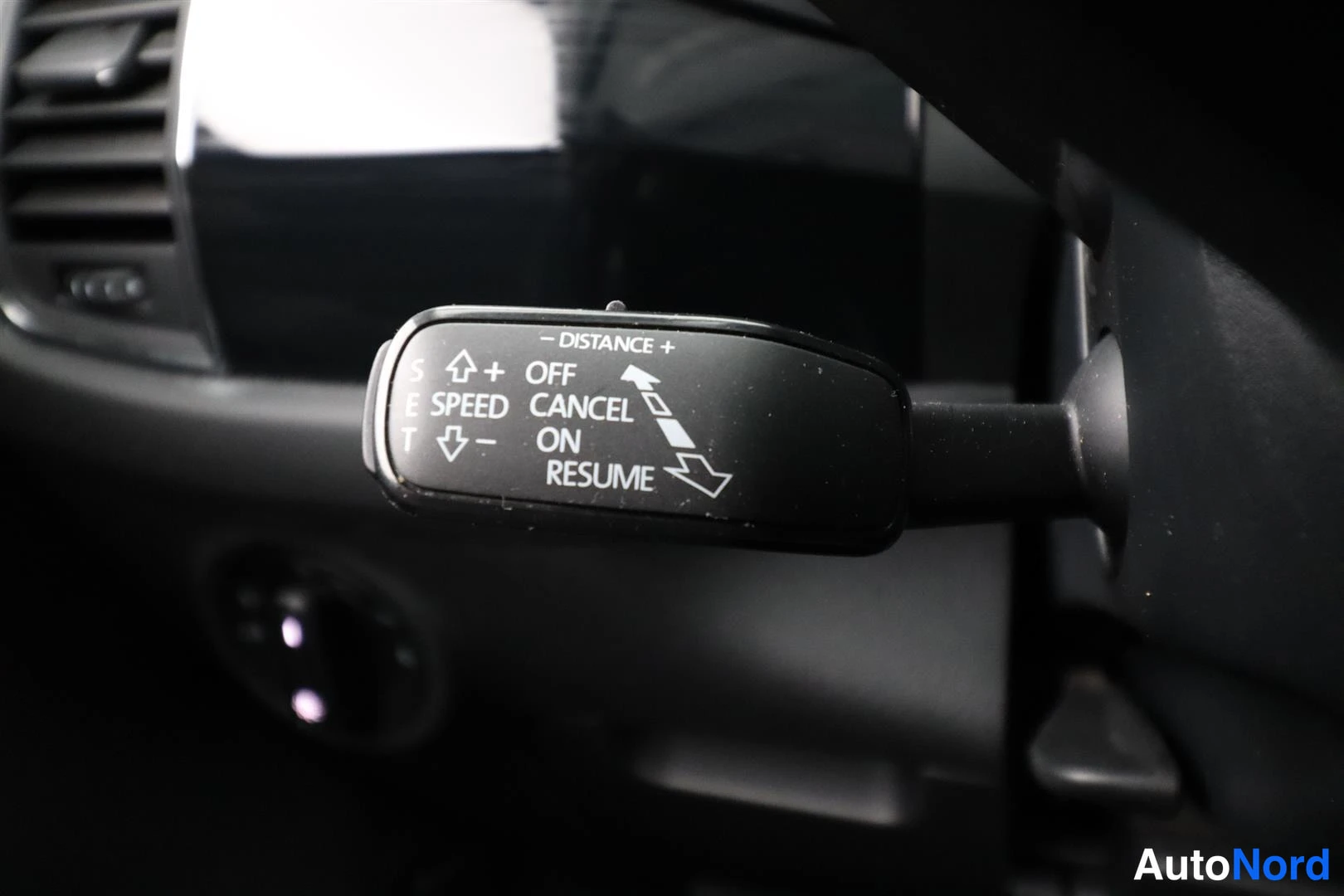 Muu: Vaihteenkatkaisinvipu lähikuvassa tekstillä OFF, SPEED, CANCEL, ON, RESUME ja -DISTANCE+, mikä osoittaa adaptiivisen vakionopeudensäätimen.