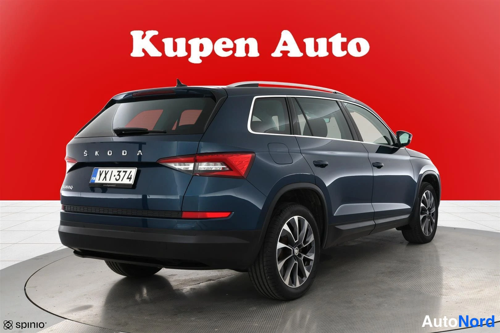 Takaviisto: Tummansininen Skoda Kodiaq takaviistosta kuvattuna, oikeanpuoleinen kylki ja takaluukku näkyvissä.