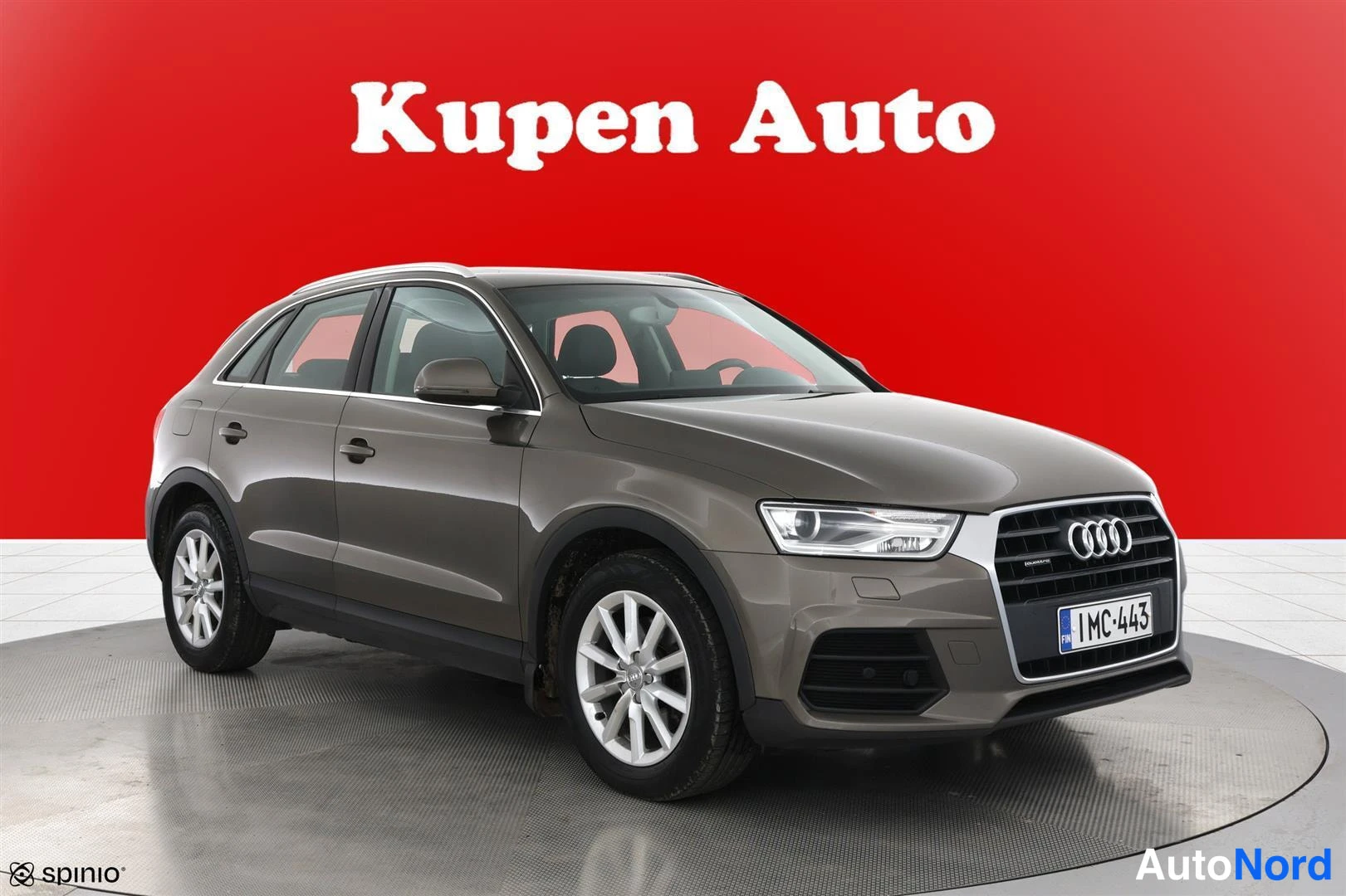 Etuviisto, nokka oikealle: Audi Q3 etu-3/4 oikealta, harmaanruskea coupé, rekisterikilpi 1MC-443