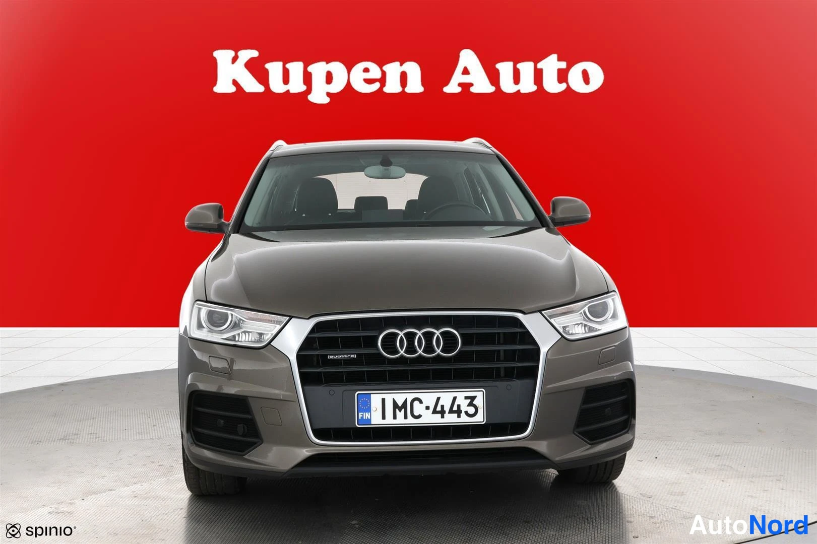 Edestä: Audi Q3 edestäpäin, harmaanruskea, rekisterikilpi 1MC-443