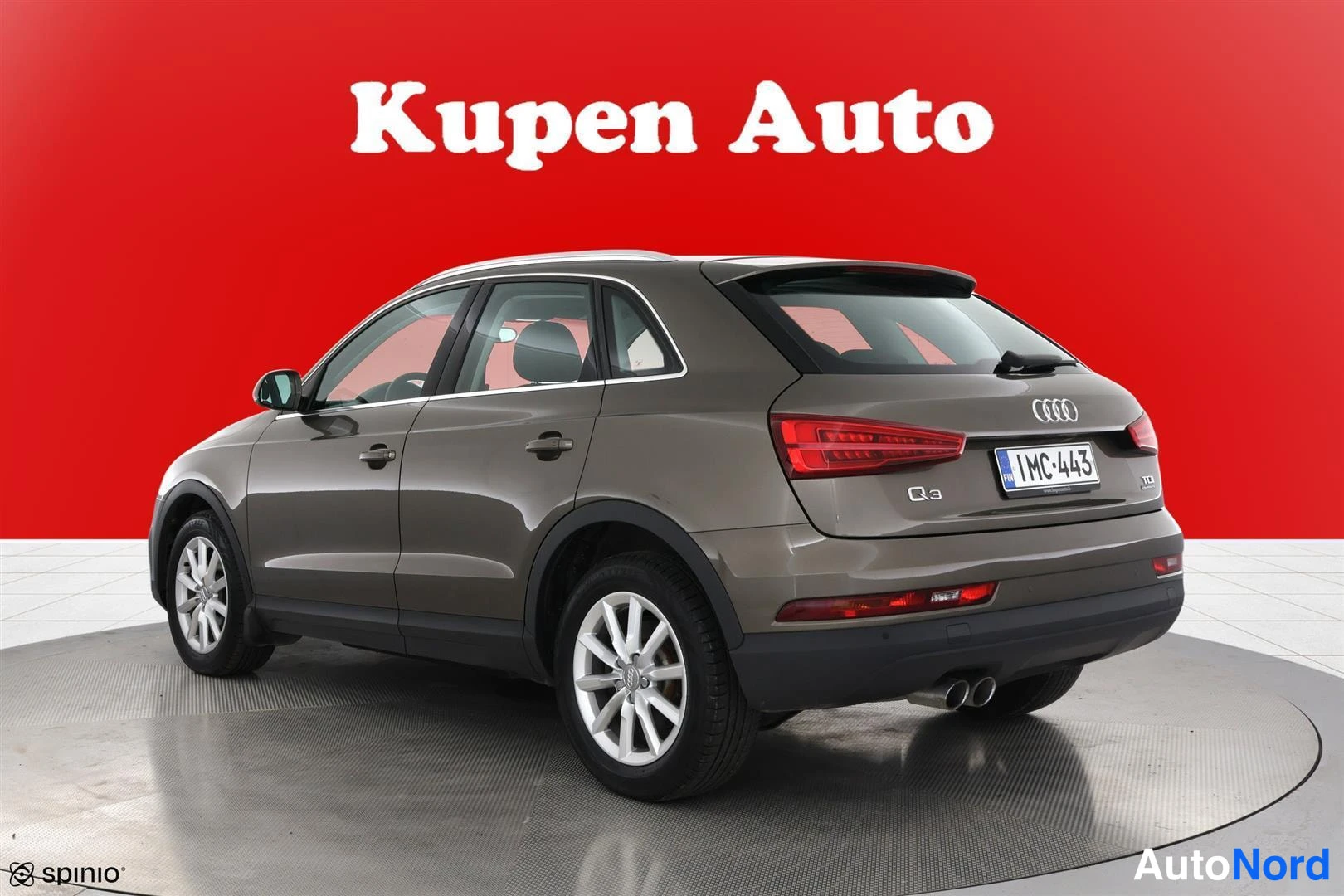 Takaviisto: Audi Q3 taka-3/4 vasemmalta, harmaanruskea, takana Q3-merkintä ja rekisterikilpi 1MC-443