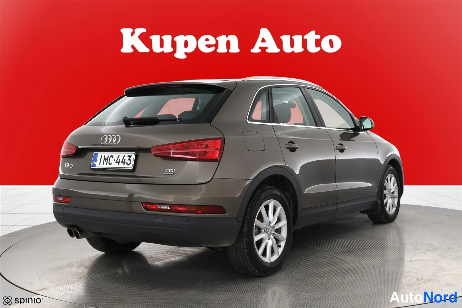 Takaviisto: Audi Q3 takaviistosta: ruskeanharmaa koripinta, hopeiset konepellin viisteet, tummat ikkunat ja 1MC-443-rekisterikilpi punaista taustaa vasten.