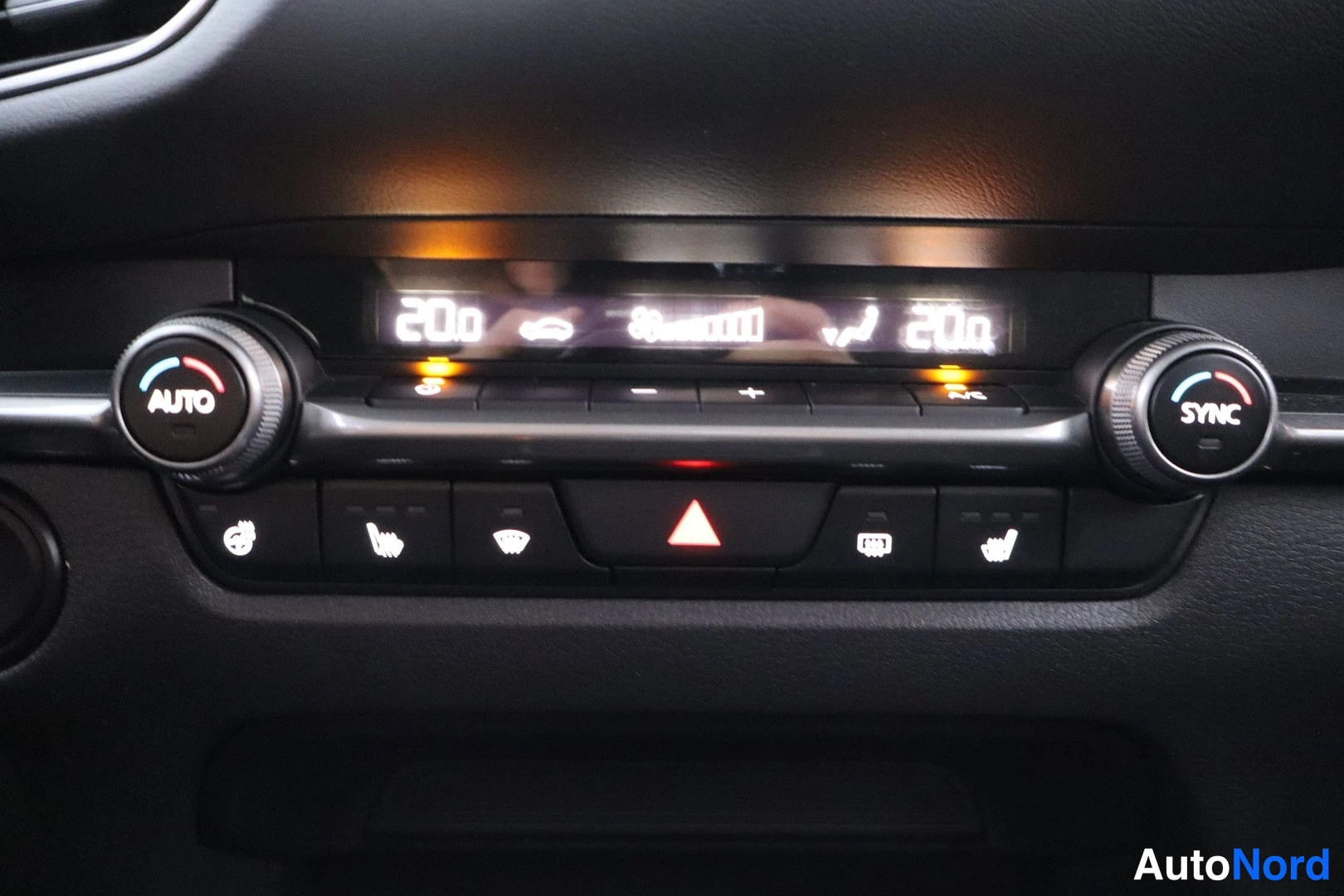 Punainen Mazda CX-30 2023, kuva 15