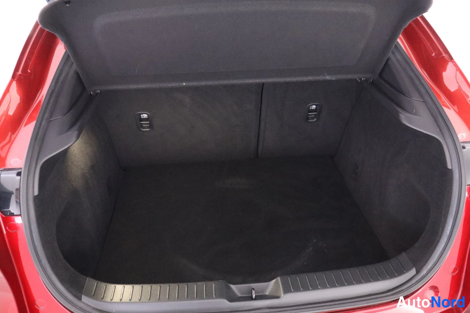 Punainen Mazda CX-30 2023, kuva 21