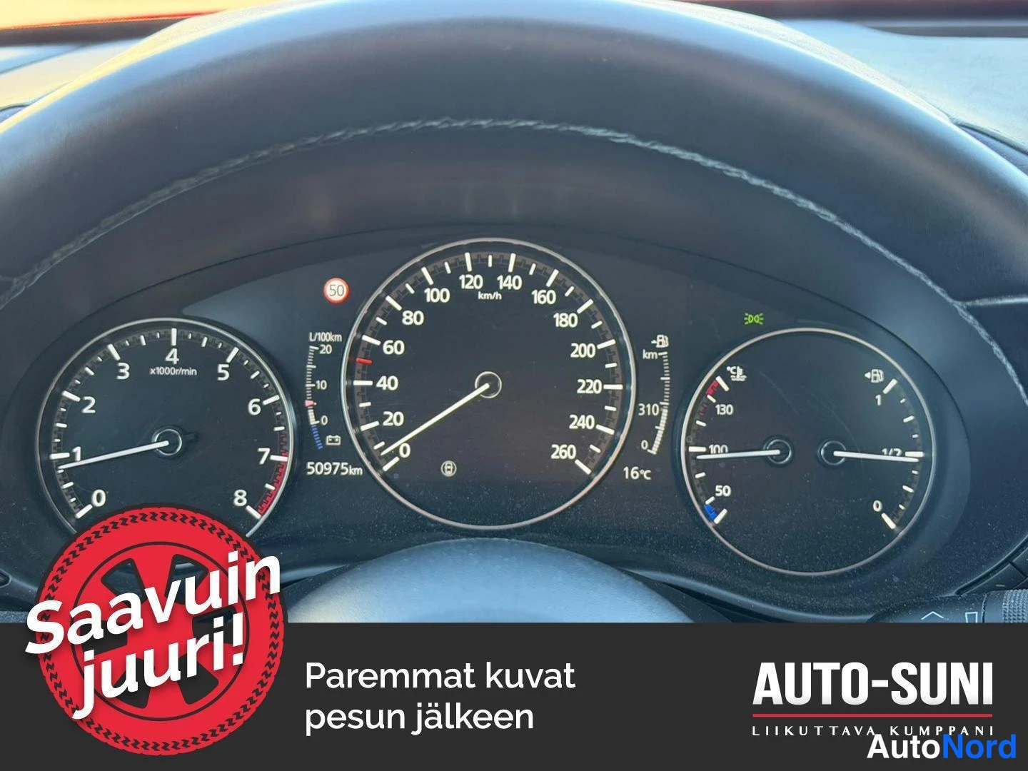 Muu: Mittaristön lähikuva: nopeusmittari, kierroslukumittari, polttoaine- ja lämpömittarit sekä matkamittari 50975 km.