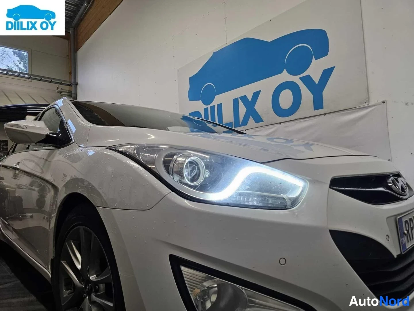Valkoinen Hyundai i40 2015, etuviisto, keula oikealle, kuva 3