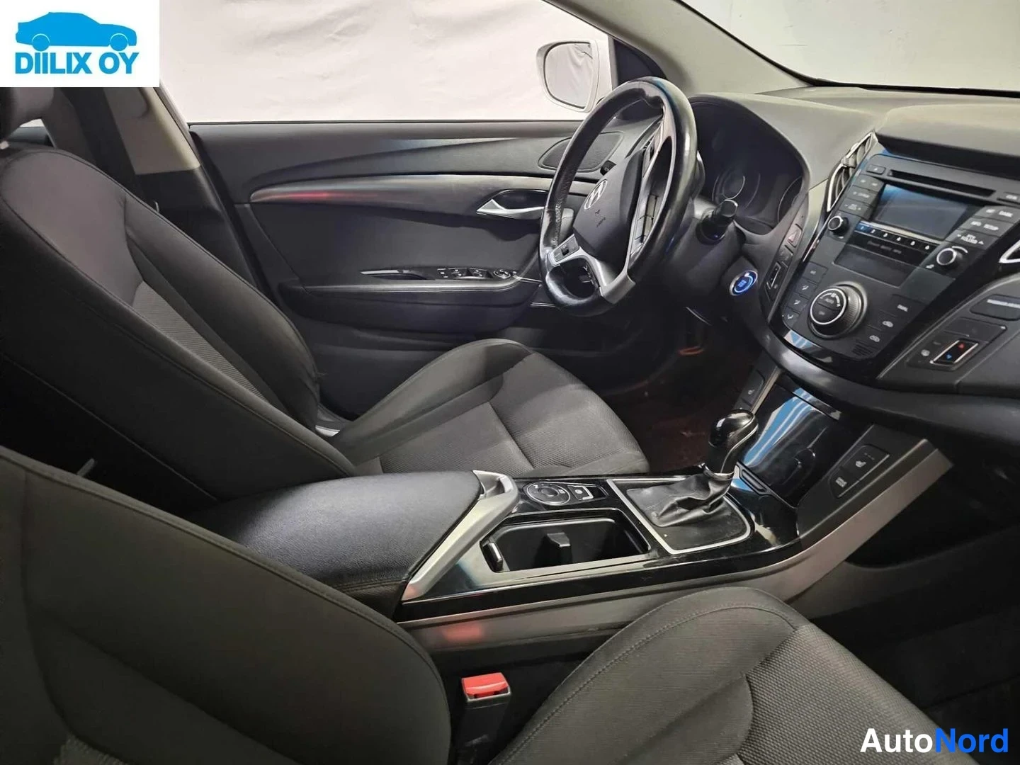 Valkoinen Hyundai i40 2015, kuva 11