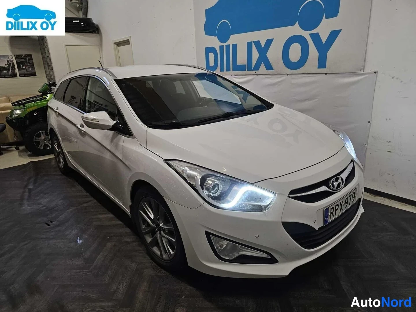 Valkoinen Hyundai i40 2015, etuviisto, keula oikealle, kuva 4