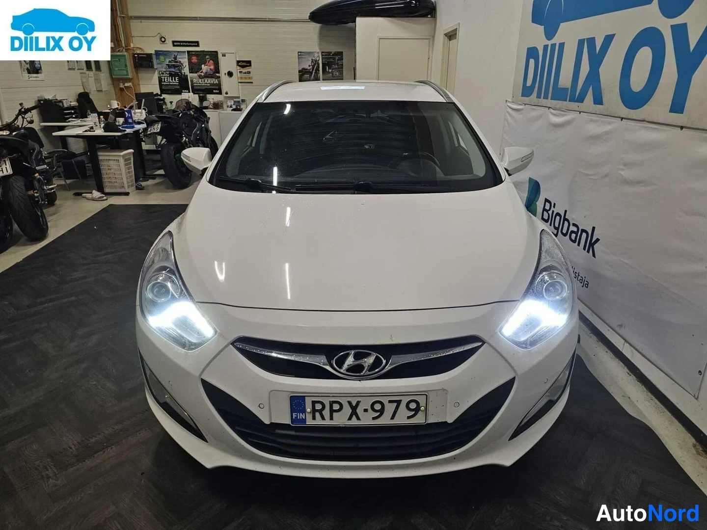 Valkoinen Hyundai i40 2015, edestä, kuva 5