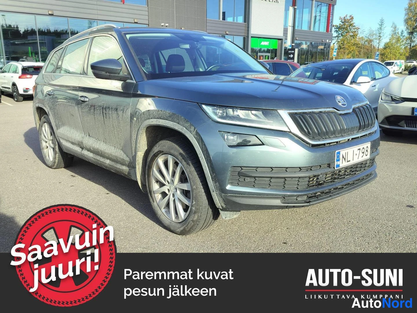 Etuviisto, nokka oikealle: Sinisenharmaa Skoda Kodiaq -maastauto etukulmasta oikealta, kyljessä likakerros, rekisterikilpi NL-798.