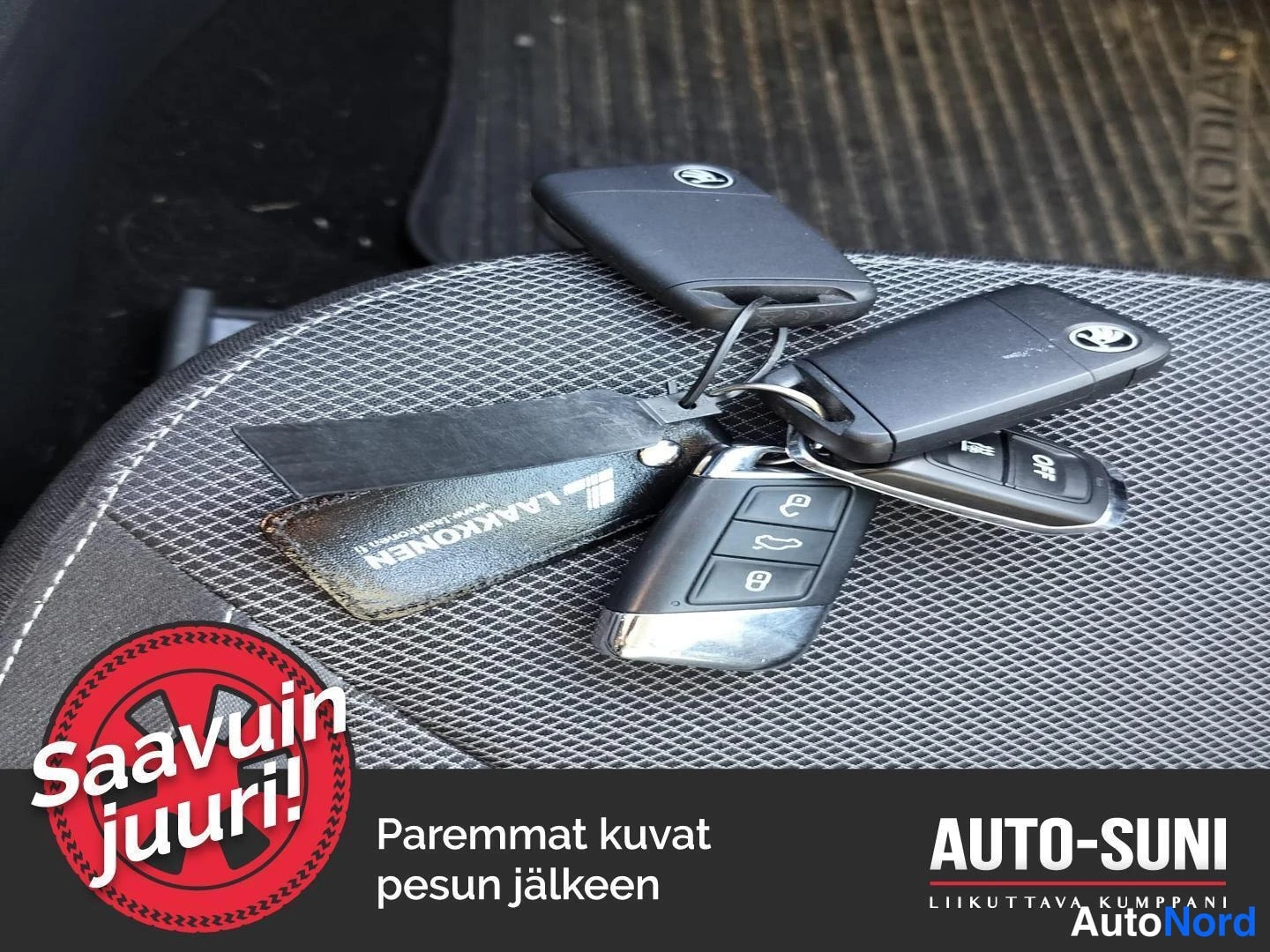 Sivulta: Kaksi Škoda-avainkaukohallia ja avaimia istuimen päällä; avainnauhassa teksti 'Rakonener'.