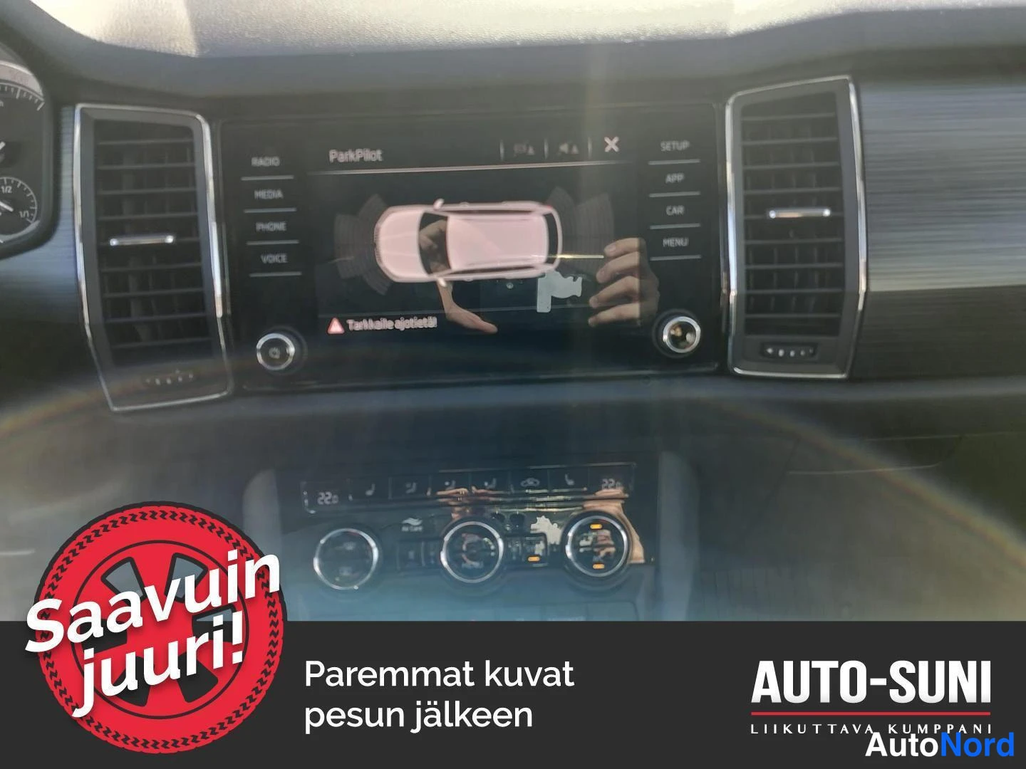 Sivulta: Kojelaudan infotainment-näyttö, jossa ParkPilot-törmäysvaroitus ja 'Tallenna tiedosto?' -ilmoitus.