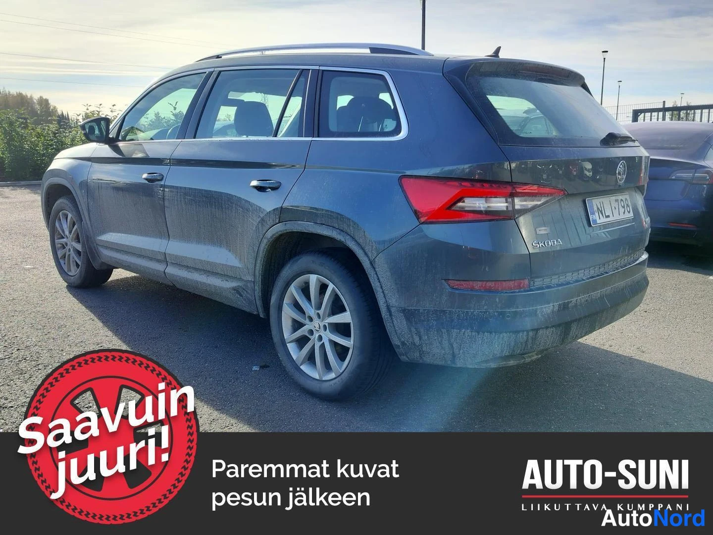 Takaviisto: Sinisenharmaa Skoda Kodiaq takakulmasta oikealta, punaiset takavalot ja rekisterikilpi NL-798 näkyvät, kattokaiteessa hopeinen kromilista.