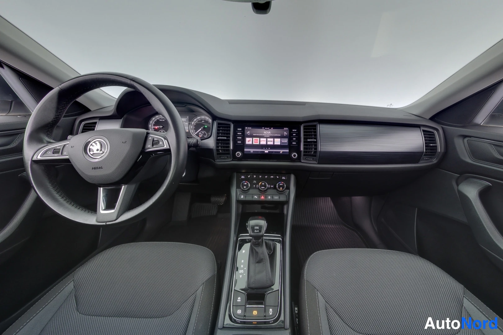 Harmaa Skoda Kodiaq 2019, ohjaamo, kuva 8