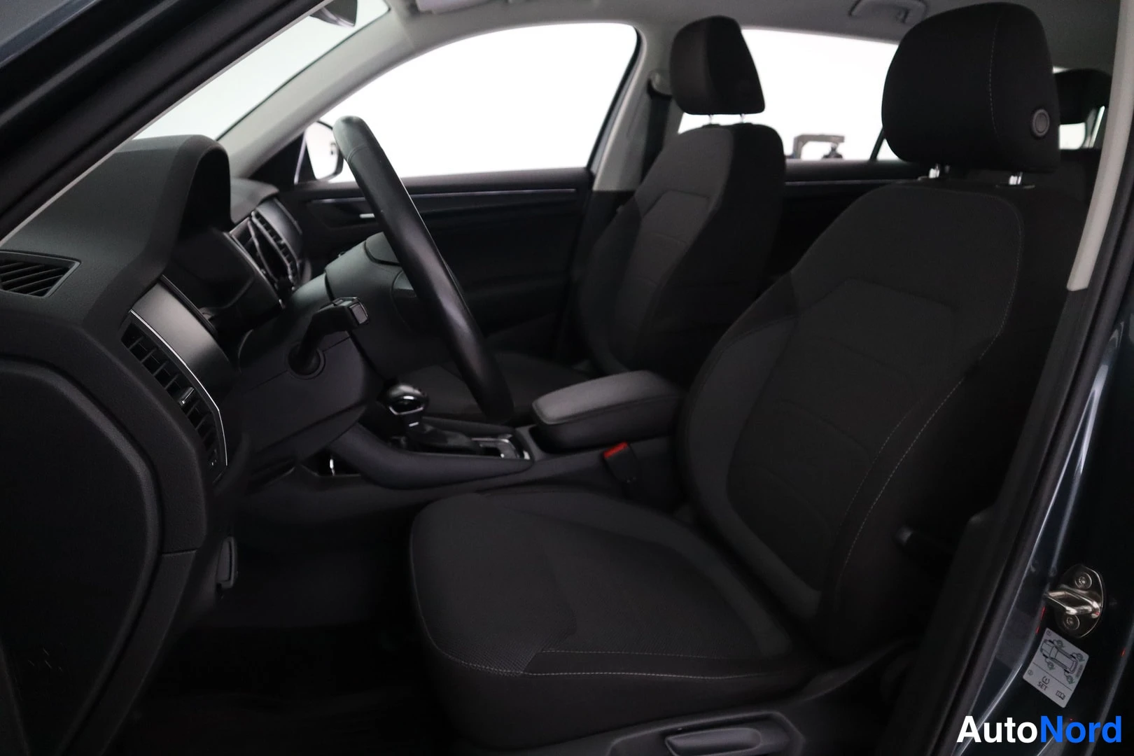 Harmaa Skoda Kodiaq 2019, etuistuimet, kuva 11