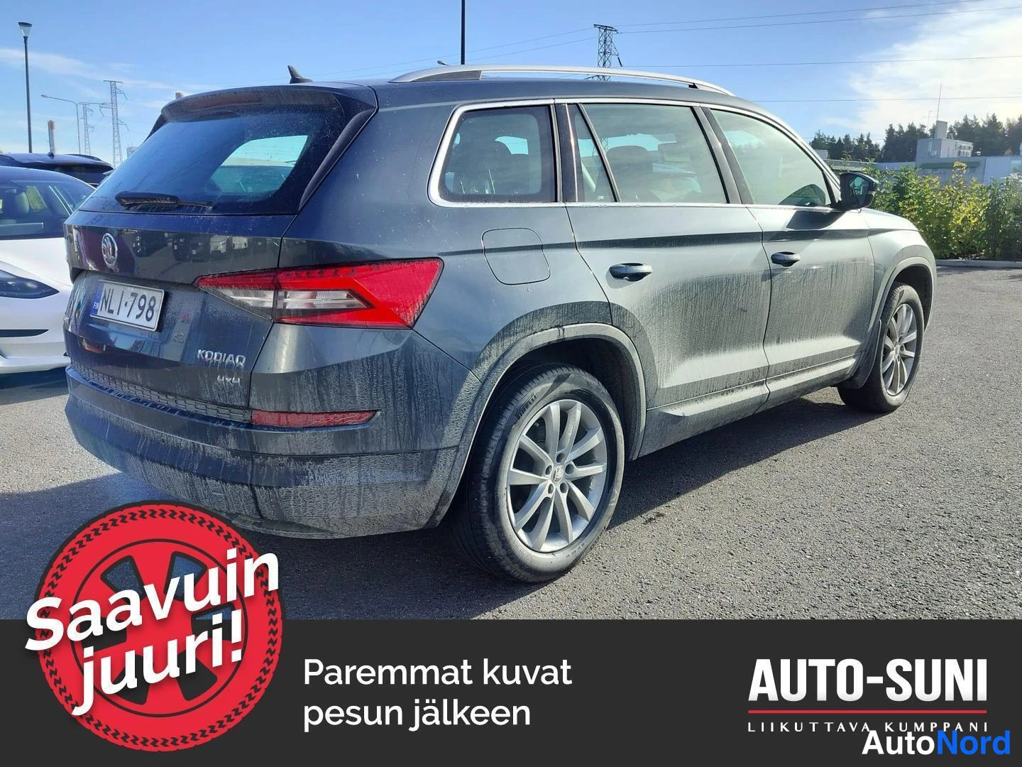 Takaviisto: Sinisenharmaa Skoda Kodiaq takakulmasta vasemmalta, takavalot ja rekisterikilpi NL-798 näkyvät, portaatlikkaat kylkipaneelit likaiset.