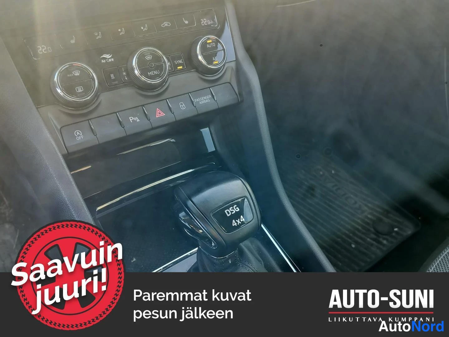 Muu: Auton keskikonsolin tarkempi kuva: automaattivaihteen valitsin, jonka kahvassa lukee DSG 4x4, sekä sen yläpuolella ilmastointilaitteen pyörreohjaimet, jonkun mu