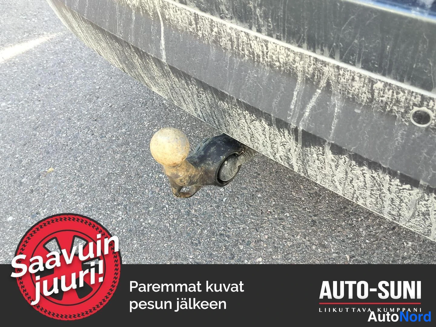 Takaa: Lähikuva auton takapuskurin alaosasta, jossa näkyy likainen vetokoulu.