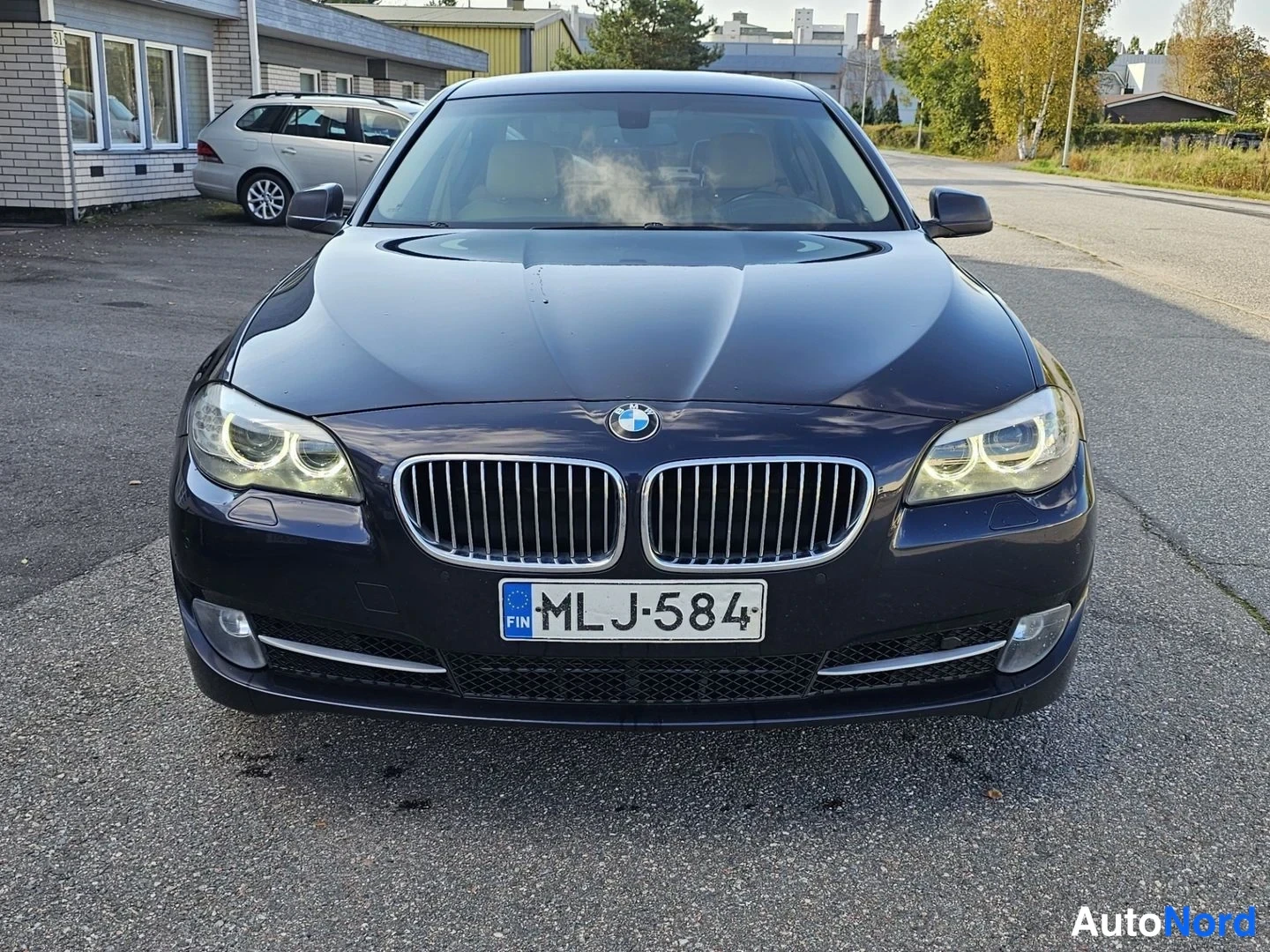 Sininen BMW 520d 2013, edestä, kuva 4
