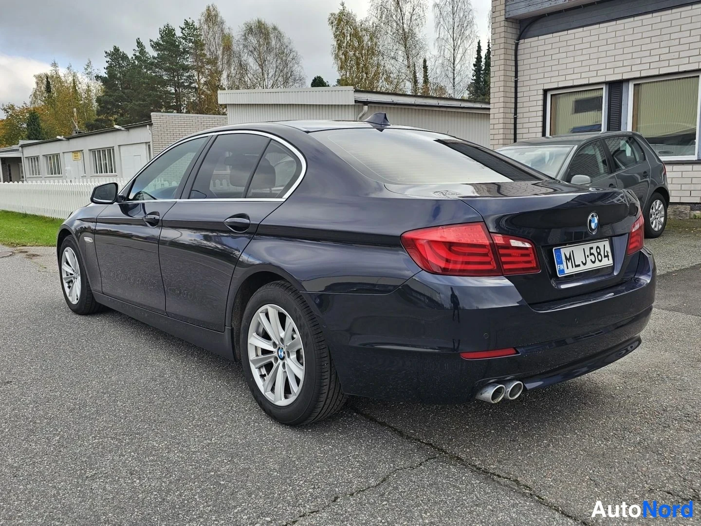 Sininen BMW 520d 2013, takaviisto, kuva 8