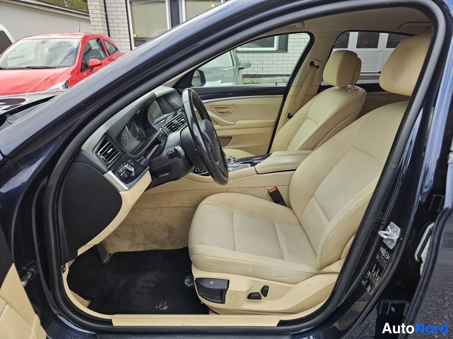 Sininen BMW 520d 2013, kuva 11