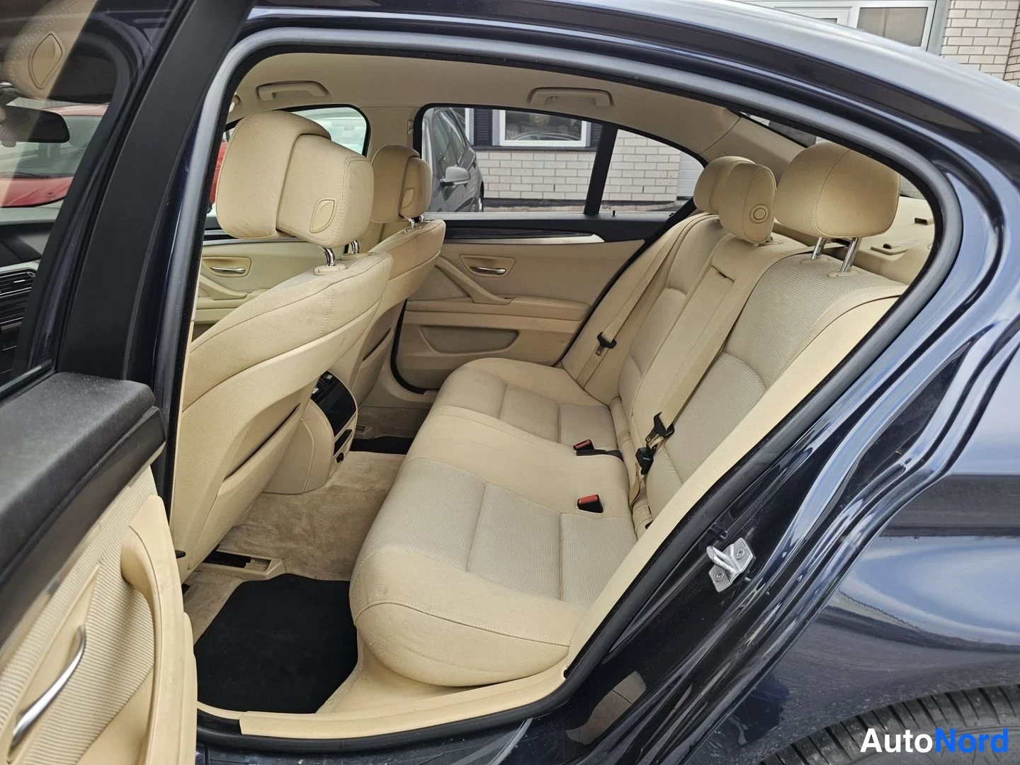 Sininen BMW 520d 2013, sivulta, kuva 5