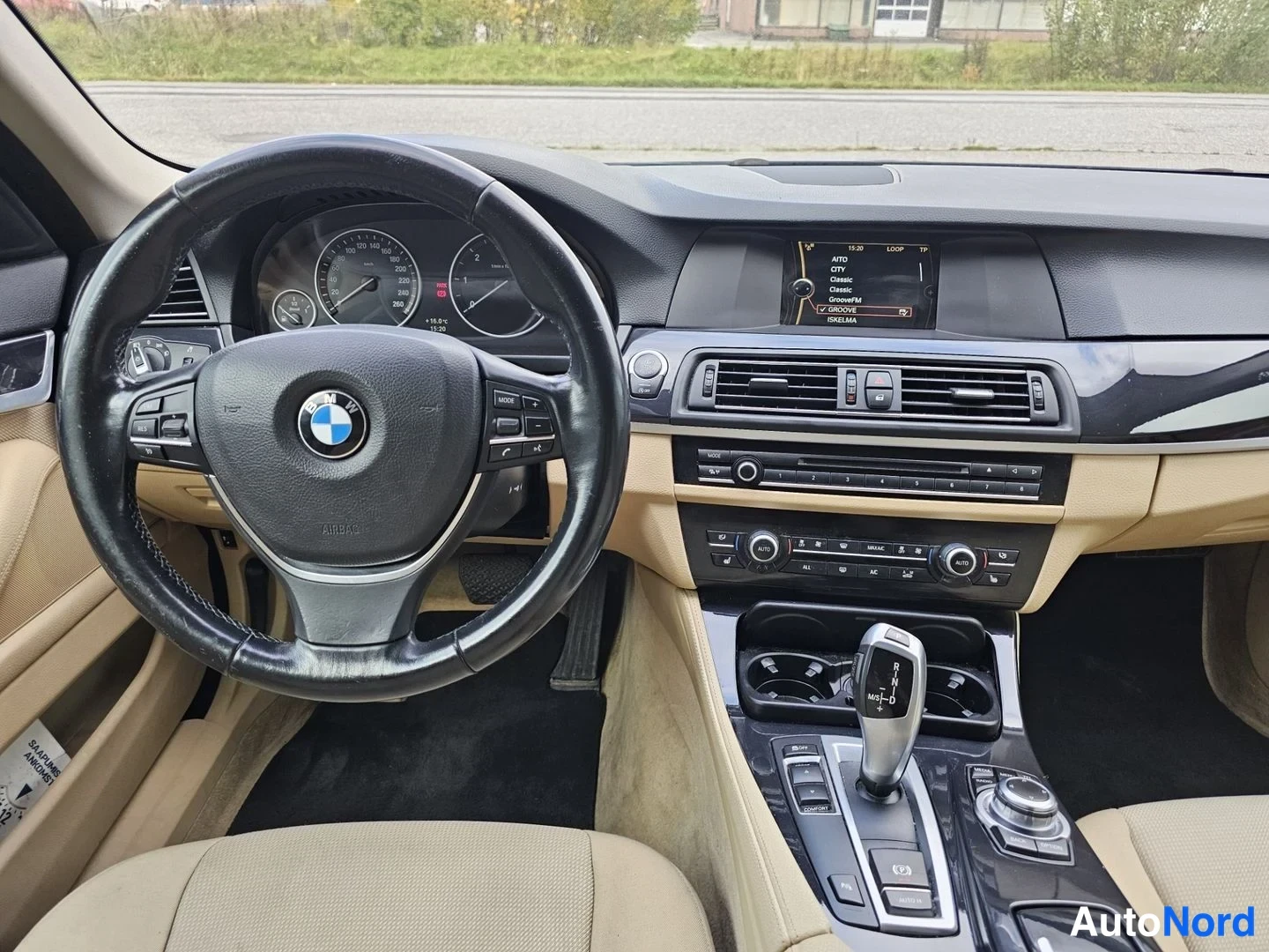 Sininen BMW 520d 2013, sivulta, kuva 6