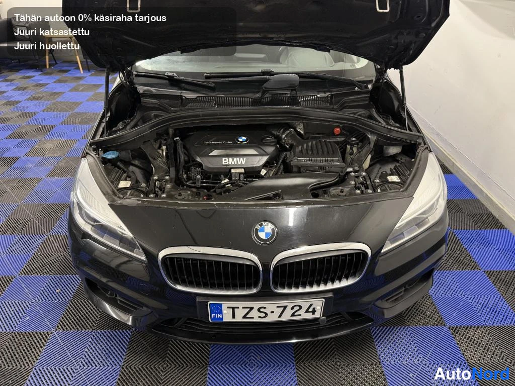 Edestä: BMW:n konepellin alla oleva TwinPower Turbo -moottori, auto kuvattu suoraan edestä.