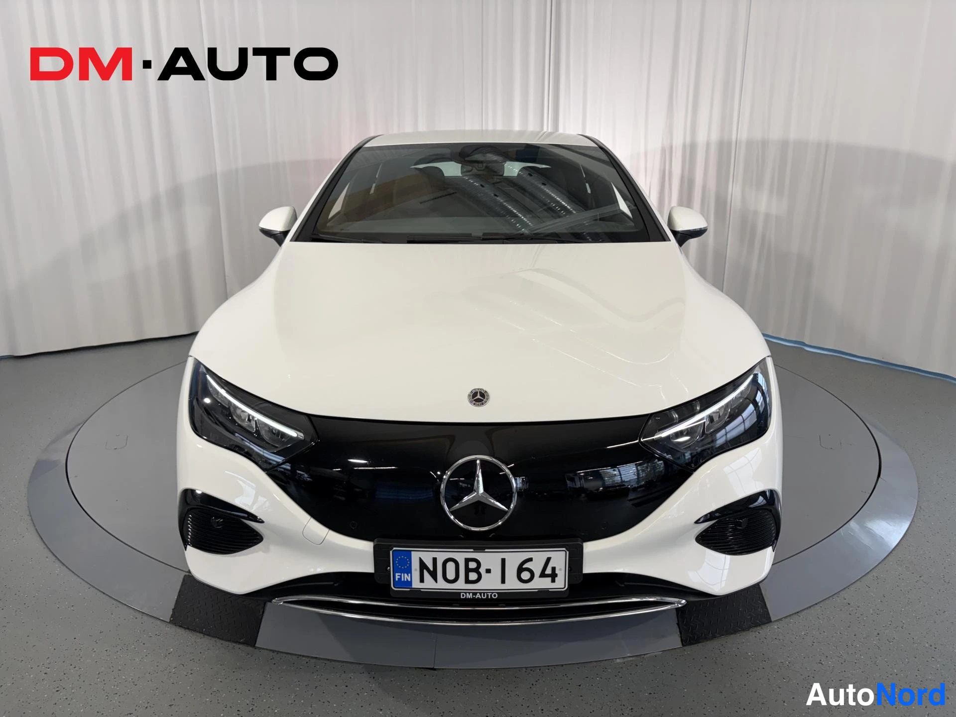 Edestä: Mercedes-Benz EQE sedan edestä, valkoinen, musta paneli ja tähti-koriste, rekisterikilpi N0B-164