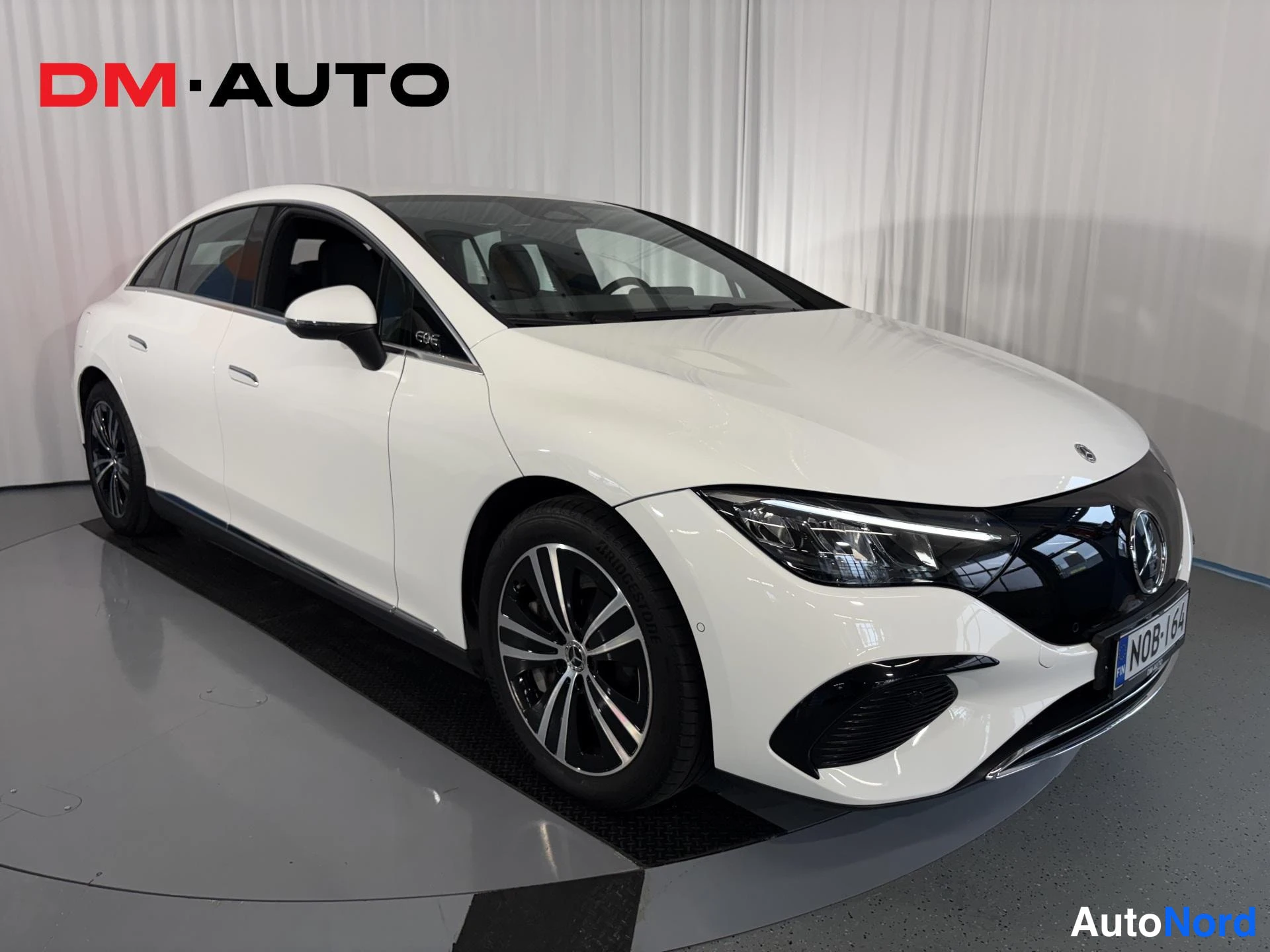 Etuviisto, nokka oikealle: Mercedes-Benz EQE sedan, etukolm neljä, nokka oikealla, valkoinen, rekisterikilpi N0B-164