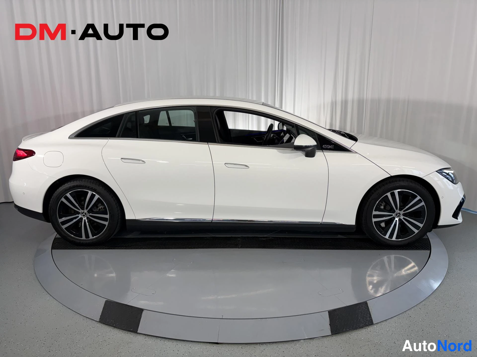 Sivulta: Mercedes-Benz EQE sedan sivulta, valkoinen, moni-vanteiset kevytmetallivanteet