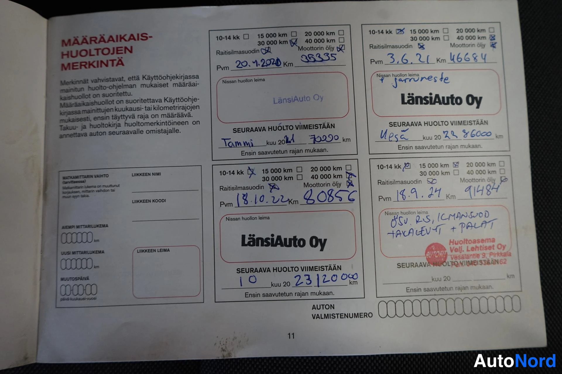 Muu: Avoimena oleva huoltokirja, jossa neljä Länsi-Auto Oy:n huoltomerkintää siltä väliltä, jolla näkyy päivämäärät, kilometriluvut ja leimat.