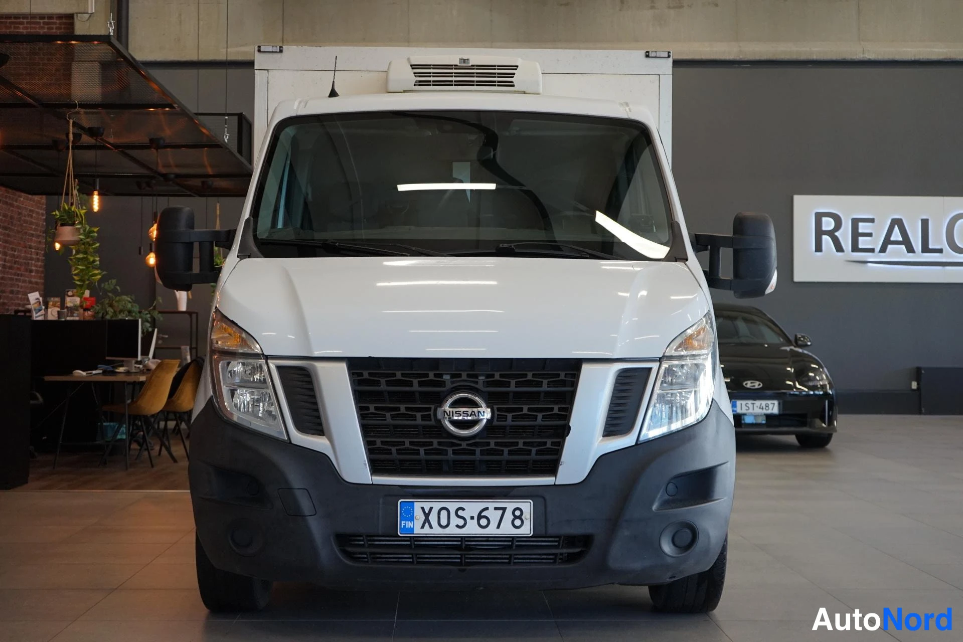 Edestä: Nissan NV400 -pakettiauto edestä valokuvattuna, valkoinen kylmäkuljetuslaitteistollinen lava.