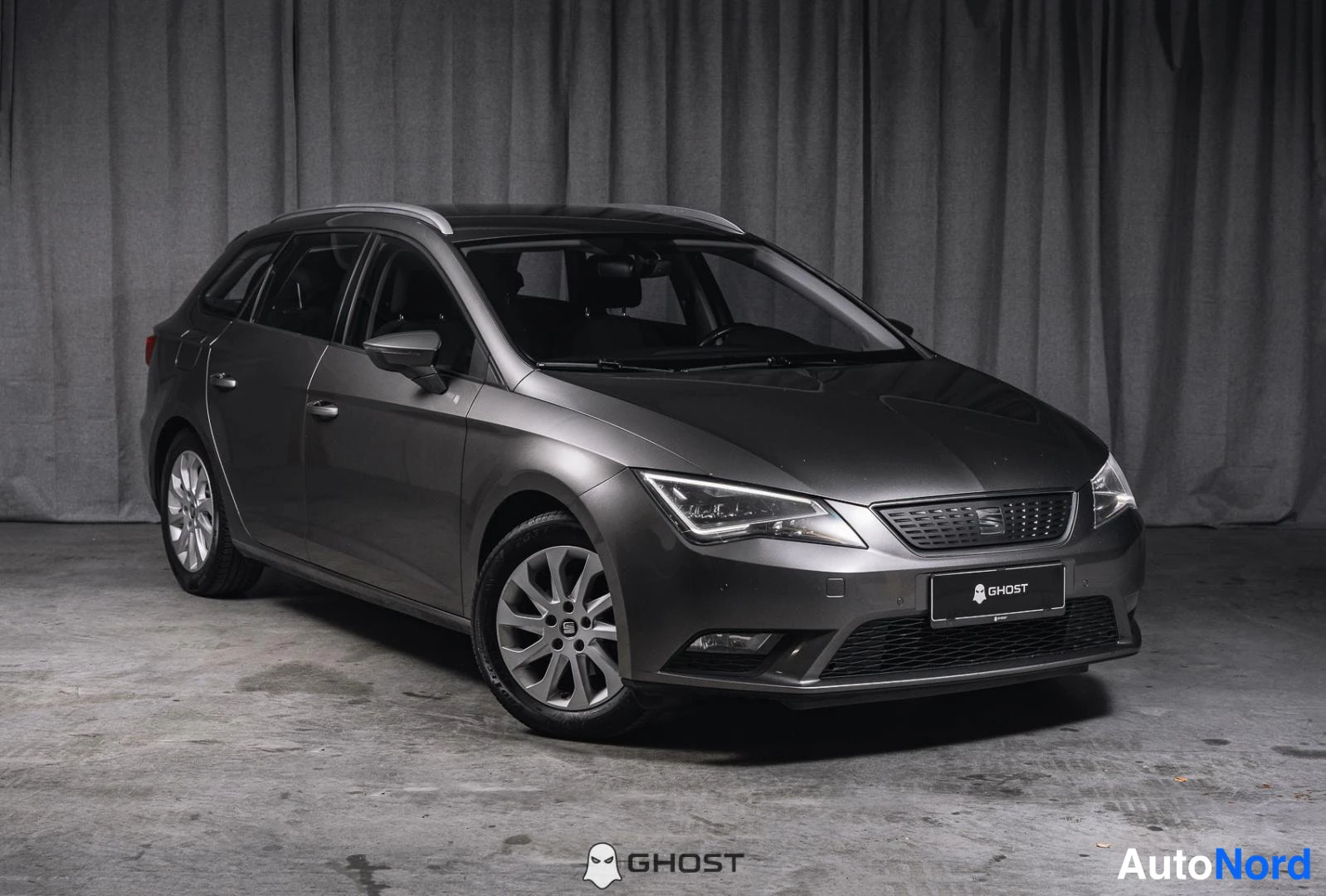 Etuviisto, nokka oikealle: Seat Leon ST -farmari kolmesta neljännesnäkymästä edestä oikealta, tummanharmaa kori