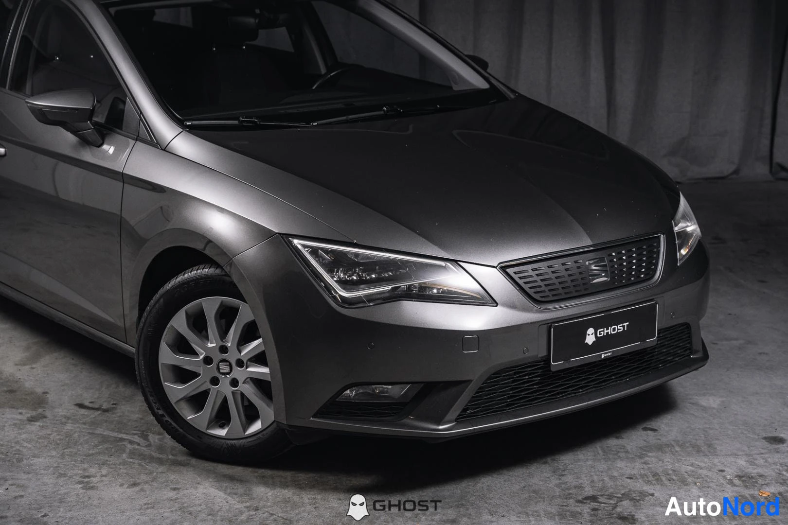Etuviisto, nokka oikealle: Seat Leon ST etukulmasta oikealta lähikuva, tummanharmaa kori ja hopeavannelevy etupyörässä